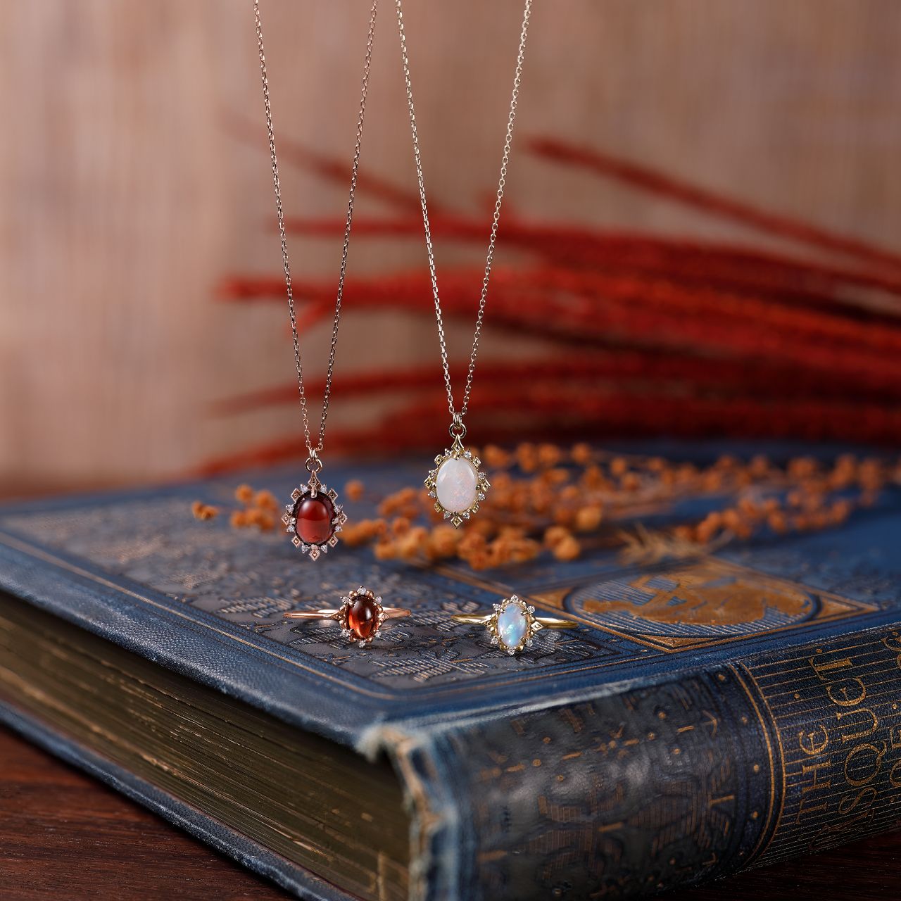 10月号掲載のジュエリー